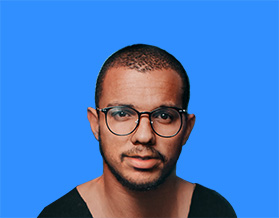 Przykładowe zdjęcie profilowe użytkownika: portret kobiety w trzech czwartych na pomarańczowym tle