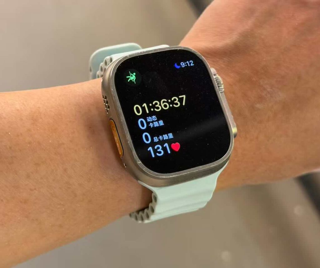 Apple Watch, bileğe takılıyken kalorilerin 0 olarak gösterildiği bir egzersiz zamanlayıcısı gösteriyor.