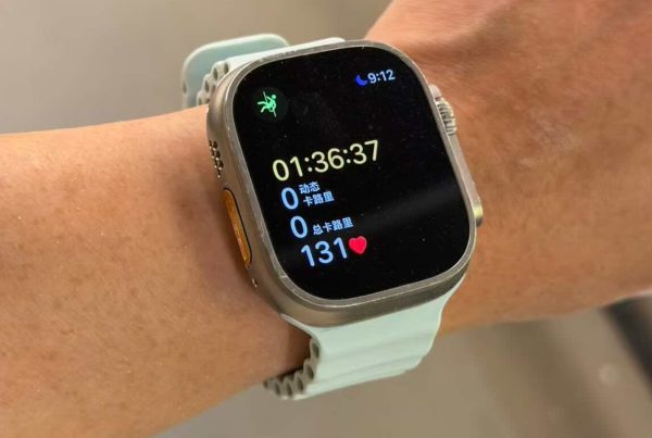 Apple Watch, bileğe takılıyken kalorilerin 0 olarak gösterildiği bir egzersiz zamanlayıcısı gösteriyor.