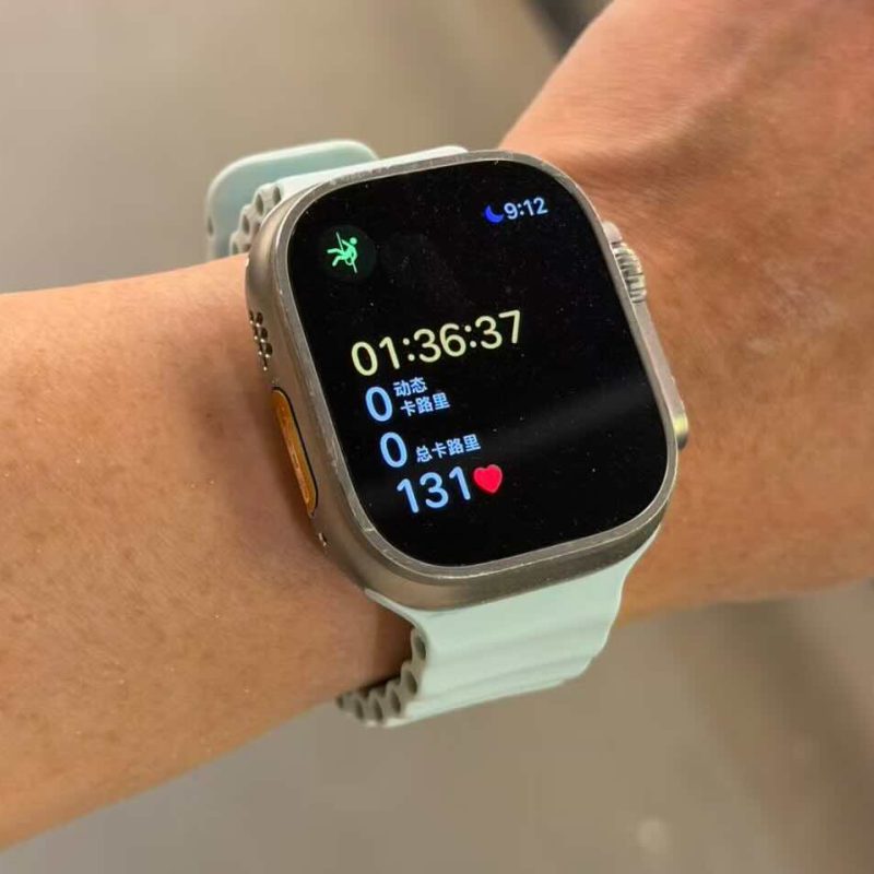 Apple Watch, bileğe takılıyken kalorilerin 0 olarak gösterildiği bir egzersiz zamanlayıcısı gösteriyor.