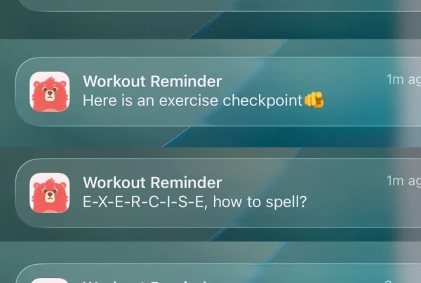 在智能手机屏幕上显示一叠四条有趣的运动提醒推送通知,其中有一个可爱的红色小熊吉祥物图标,以及鼓励运动的诙谐信息。